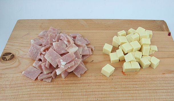 1. Этап. Салат с помидорами, ветчиной и сыром: Кубиками нарежьте ветчину и сыр.