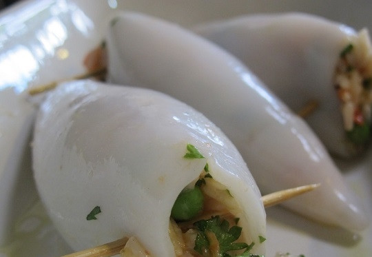 1. Этап. Кальмары с рисом: 7. Нафаршируйте готовой начинкой тушки. Закрепите ее деревянной шпажкой.