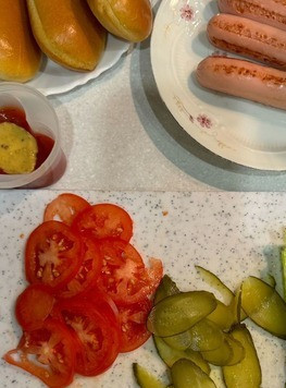 1. Этап. Хот-дог Новогодний: Овощи тонко нарезать