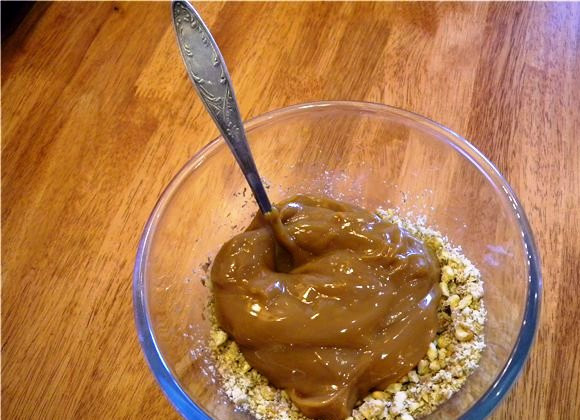 1. Этап. Орешки на десерт: Для начинки смешайте толченные грецкие орехи и сгущенку.