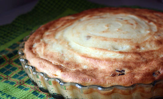 1. Этап. Творожная запеканка со сметаной: 5. Примерно через 30-35 минут запеканка как следует пропечется. Когда верх зарумянится, ее можно достать из духовки и немного остудить. Перед подачей можно присыпать сахарной пудрой.