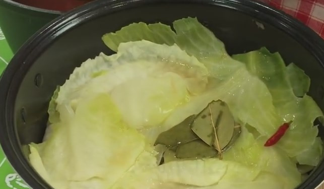 1. Этап. Постные голубцы с грибами (очень вкусно!): 7. На дно чаши (казанка, кастрюли) обязательно выкладываем капустные листья, чтобы ничего не пригорело. Выложите все голубцы в емкость, сверху тоже укройте листьями. Потом залейте всё заправкой, чтобы она на 2-3 см. покрывала листья.