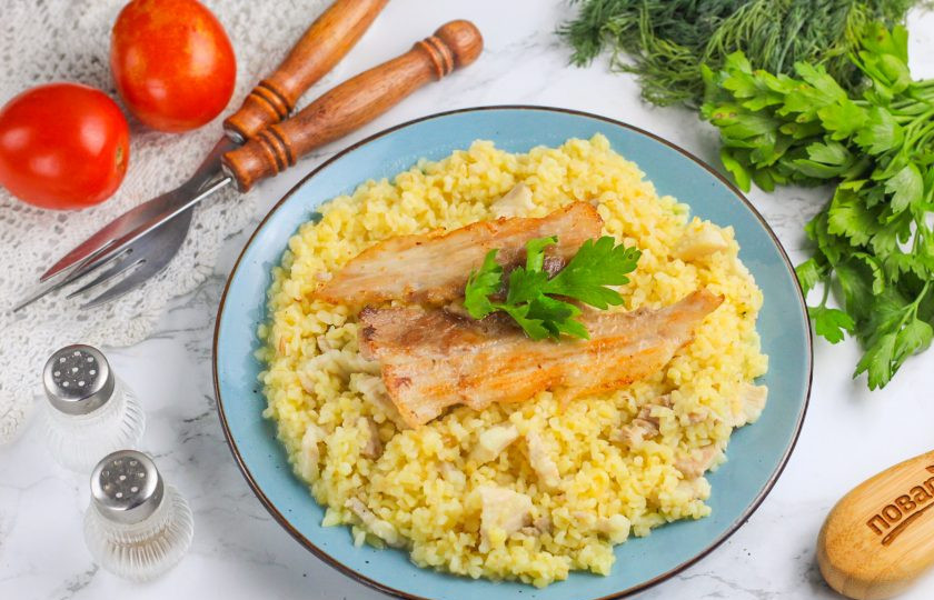 1. Этап. Булгур с беконом: Выложите булгур на тарелки и добавьте сверху обжаренный бекон. Украсьте свежей зеленью и подайте к столу горячим.