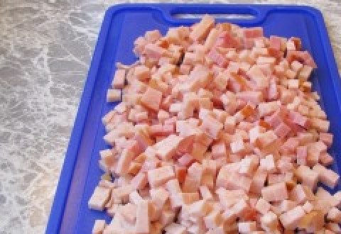 1. Этап. Каннеллони с беконом под томатным соусом: Для приготовления начинки необходимо нарезать бекон кубиками.