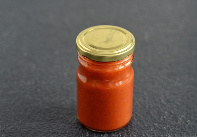 1. Этап. Соус «Краснодарский»: Разлейте соус по стерилизованным банкам, закройте крышкой и оставьте до полного остывания.