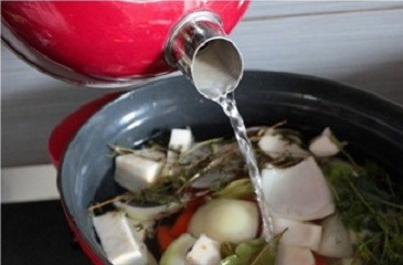 1. Этап. Бульон с омлетом: 2. В кастрюлю с овощами налить воду (можно кипяток) и поставить на огонь. После закипания посолить немного и оставить вариться на медленном огне около 1 часа.