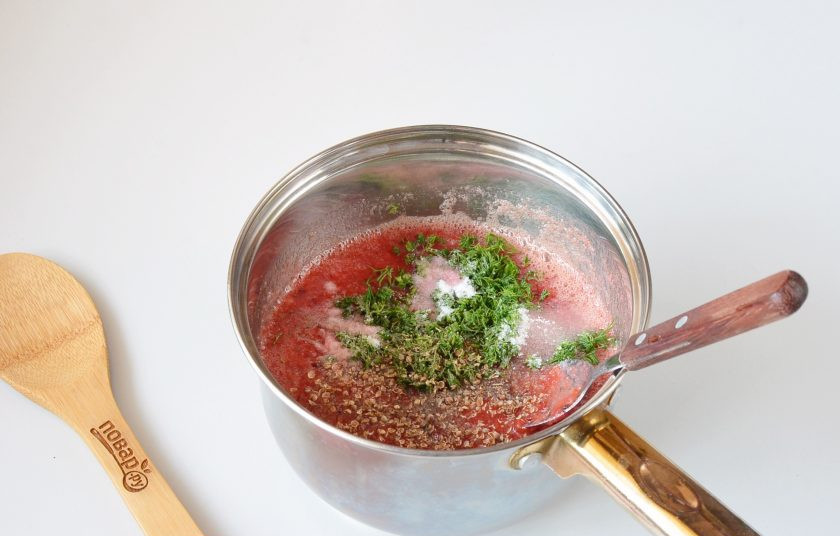 1. Этап. Соус из слив: Перелейте в кастрюлю с толстым дном соус, добавьте сахар, соль, перец черный молотый, кориандр, укроп.