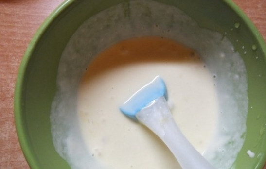 1. Этап. Лаваш с вишней: Взбейте сметану с яйцом.