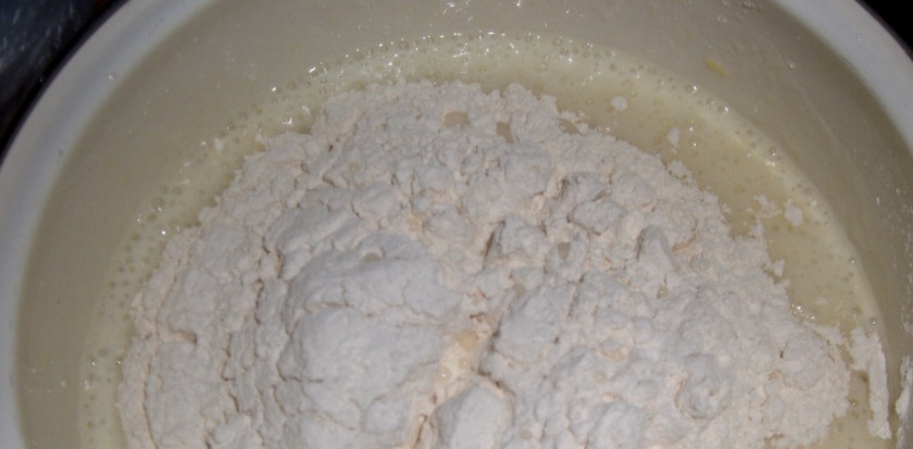 1. Этап. Коржи для торта на кефире: 2. Теперь добавим муку и ванилин.
