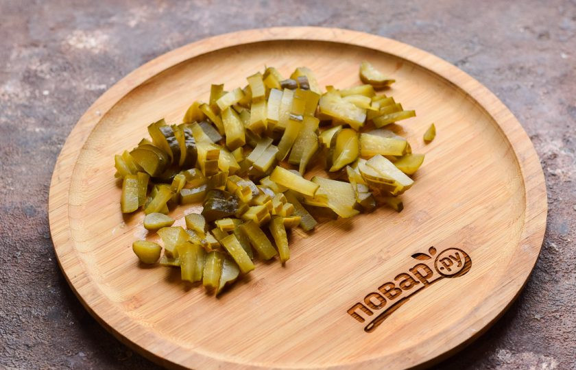 1. Этап. Салат из говядины с огурцом: Соленые огурцы нарежьте полосками или кубиками.