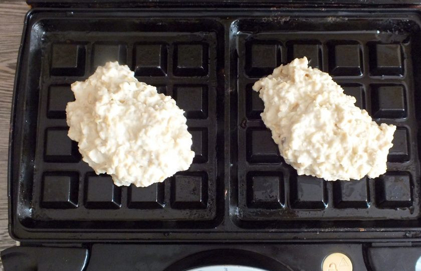 1. Этап. Овсяные вафли с яблоком: Панели вафельницы обильно смажьте растительным маслом. Выложите по столовой ложке с горкой на каждую вафлю. Прикройте крышкой. Выпекайте 5-7 минут на среднем уровне.