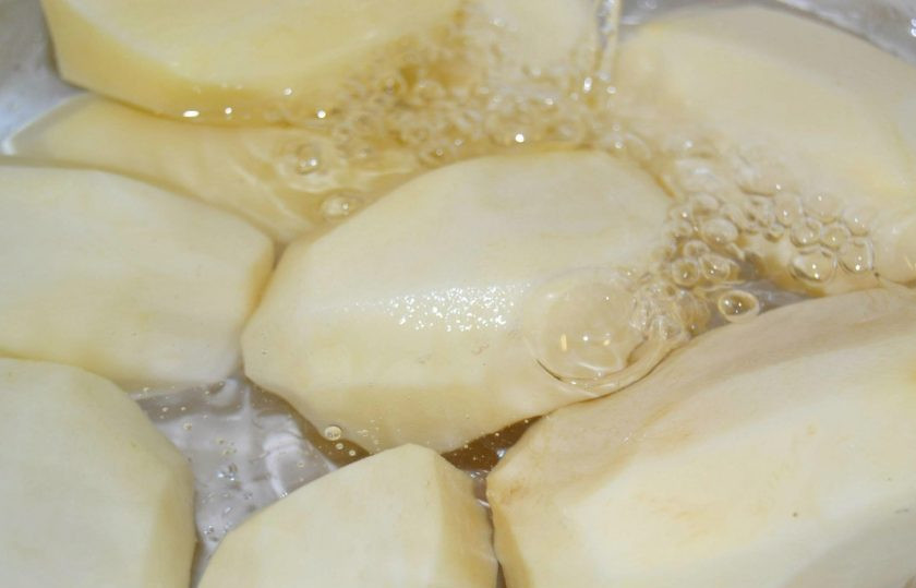 1. Этап. Картофельные зразы с начинкой из фарша: 1. Очистите картошку от кожуры и помойте ее хорошенько.