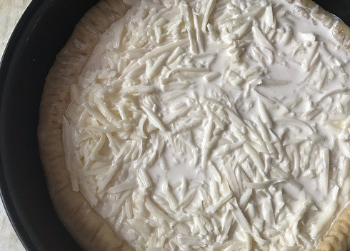 1. Этап. Песочный пирог с сыром: 8. Выливаем нашу начинку и аккуратно загибаем края пирога на начинку. Ставим выпекаться в заранее разогретую до 180 градусов духовку на 30-40 минут.