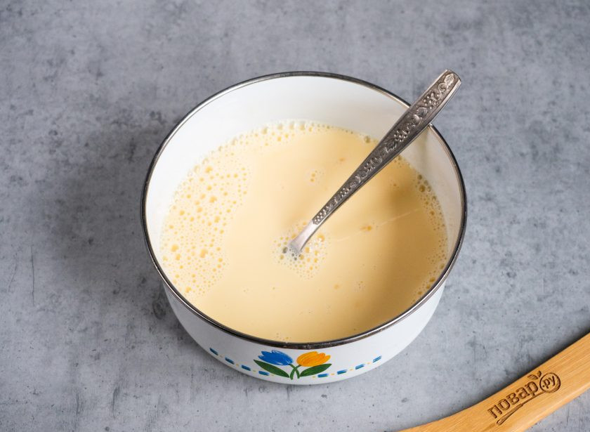 1. Этап. Омлет с сосисками в мультиварке: Яйца взбейте вилкой с молоком и посолите по вкусу.