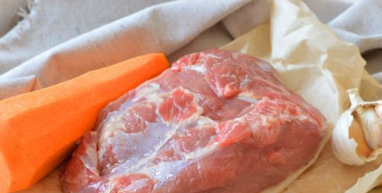 1. Этап. Телятина в фольге: Подготовьте продукты. Мясо промойте и обсушите. Овощи моем и очищаем от кожуры.