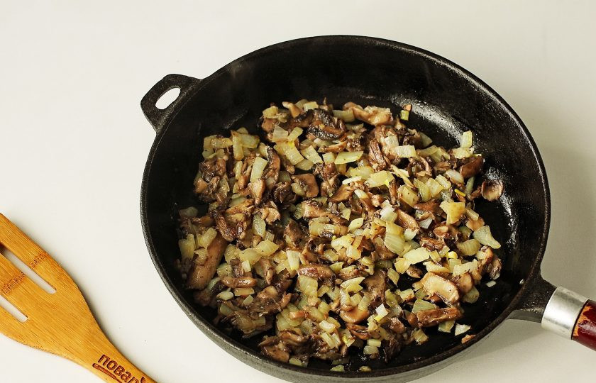 1. Этап. Постный Оливье с грибами: Лук нарежьте кубиками и обжарьте с грибами до готовности.