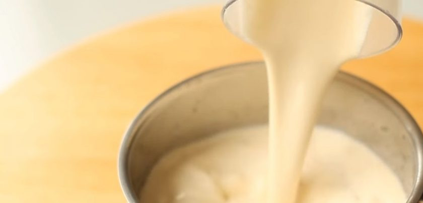 1. Этап. Торт с заварным кремом и черносливом: 5. Доведите массу до кипения на небольшом огне, кипятите две минуты, после чего добавьте ликер. Перемешайте, накройте пленкой и оставьте остывать.