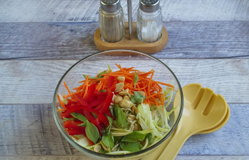 1. Этап. Морковно-кабачковая паста: Заправьте салат, перемешайте, дайте настояться минут 15.