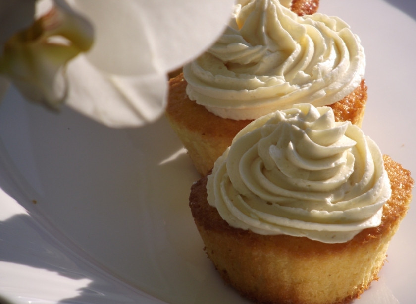 1. Этап. Кексики с кремом: Потом с помощью кондитерского мешка украшаем кексики. Вот такие они чудесные кексики с кремом получаются. Сложно устоять. Приятного аппетита!