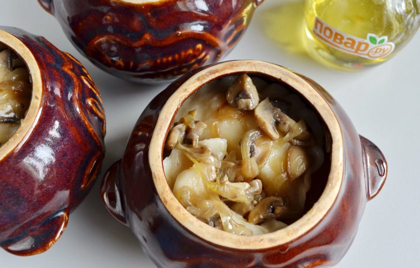 1. Этап. Вареники, запеченные в горшочках: 8. Далее уложите слоями: вареники - зажарка грибная - сыр - вареники - зажарка грибная - сыр и т.д.