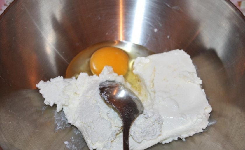 1. Этап. Пончики из творога классические: 1. В миску перекладываю творог, беру нежирный, затем по одному вбиваю к нему все яйца.