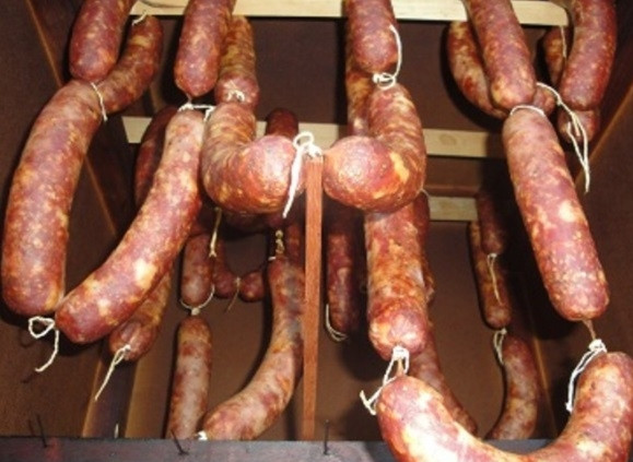 1. Этап. Копченые колбаски: После этого слейте воду и промойте колбасу холодной водой. Развесьте её в коптильне на 24 часа. Лучше сделайте холодное копчение.