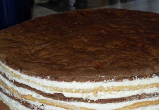 1. Этап. Торт на 30 лет: Поочередно сложили все коржи. Я оставляю черный сверху.