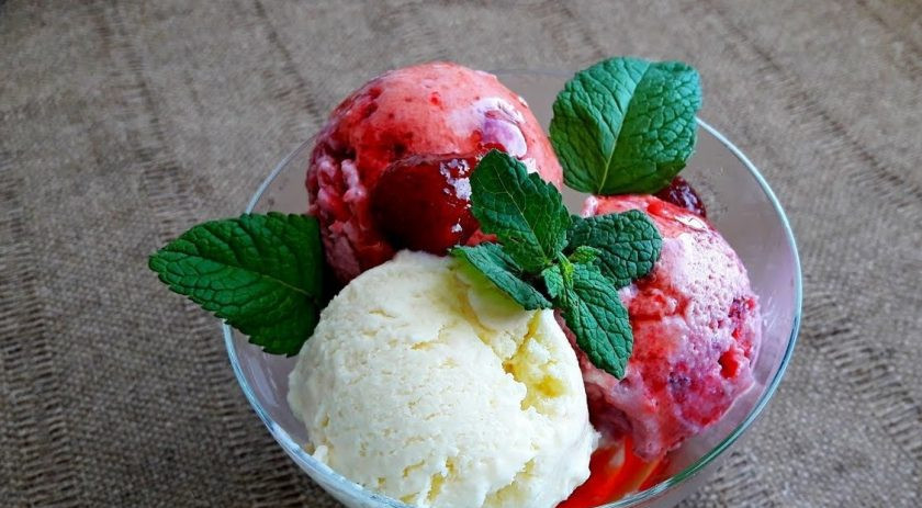 1. Этап. Клубнично-ванильное мороженое: 5. Добавьте в клубничную смесь кусочки клубники и отправьте в морозилку до утра. Приятного аппетита!