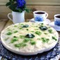 Торт постный мятно-клубничный Замороженную клубнику на ночь засыпать 3 ложками сахара. Утром сварить в микроволновке на мощности 800 Вт 3 минуты, затем на половине мощности еще 3 минуты. Остудить до теплого состояния и влить разведенный в 50 мл воды крахмал. Вернуть ягоду в микроволновку и проварить на полной мощности 1 минуту. Пюрировать и остудить. Пробить блендером в пюре клубнику из компота, киви, 5-6 листочков мяты и 2 ложки сахара. Всыпать соду и погасить ее при энергичном размешивании – я миксером на высокой скорости. Влить тонкой струйкой масло, убавить обороты миксера до минимума и всыпать порциями просеянную дважды муку. Размешать тесто и вылить в форму. Выпекать при 200 градусах до сухой лучинки. Выпеченный корж остудить на решетке, дать полежать часа три-четыре и разрезать на два пласта. Смазать один корж клубничным пюре потолще, сложить коржи друг на друга. Сухой пудинг развести чуть теплой водой -100 мл, добавить сахар – 3 ст ложки, кукурузный крахмал и сухие соевые сливки. Хорошо размешать и вылить тонкой струйкой в кастрюлю с кипящей водой-200 мл, постоянно помешивая. Так же при постоянном помешивании проварить пудинг до загустения. Дать остыть. Выложить торт на блюдо и обернуть его фольгой или разрезанным офисным файлом, формируя кольцо вокруг. Закрепить прищепками. Вылить поверх коржа пудинг и убрать в морозилку до схватывания. Сахар пробить в кофемолке с листочками мяты. Хорошо охлажденный торт вынуть из морозилки, аккуратно снять бортики-греть феном не надо - достаточно просто в одном месте подсунуть лезвие тонкого ножа, чтоб пудинг отстал от фольги, и тихонечко тянуть дальше –снимается без проблем, просто осторожно. Посыпать сверху мятным сахаром. Украсить засахаренными листочками мяты и сразу подавать к чашке крепкого кофе.
