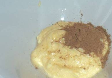 1. Этап. Печенье День и ночь: В одну часть добавляем какао и перемешиваем. А в белую часть можно добавить немного кокосовой стружки.