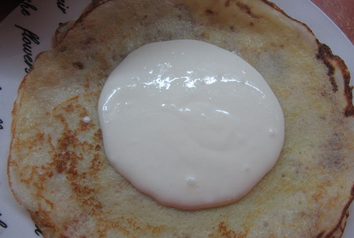 1. Этап. Блинный торт с вишней: Формируем торт. Выкладываем на широкое блюдо по 2 блина, смазывая их кремом.