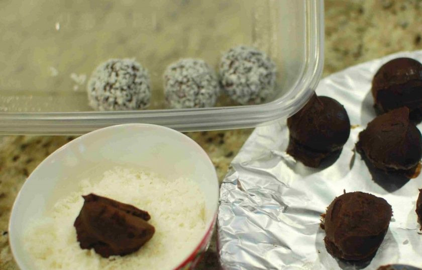 1. Этап. Домашний трюфель: 7. Достаньте шарики из морозилки. Подготовьте кокосовую стружку, измельченные орехи и какао. Выложите все в разные тарелки. Обваляйте шарики в разных тарелках.