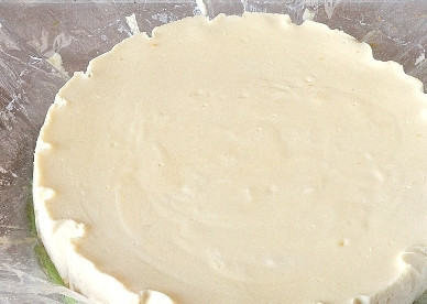 1. Этап. Чизкейк Филадельфия: Достаем чизкейк из холодильника и за края рукава вынимаем из формы. Аккуратно отсоединяем края рукава от чизкейка.