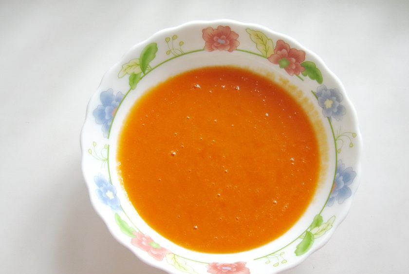 1. Этап. Мармелад из абрикосов на агар-агаре: Абрикосы с сахаром взбейте блендером и протрите через сито. Добавьте растворенный агар-агар и хорошо перемешайте.