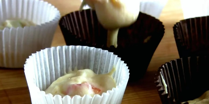 1. Этап. Маффины с цукатами в формочках: 5. Выложите тесто в формочки, заполняя их наполовину. Выпекайте кексики при 180 градусах 20-25 минут.