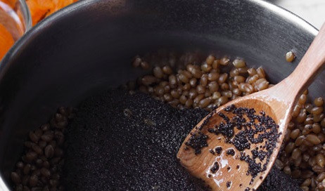 1. Этап. Кутья с изюмом: В кастрюлю с пшеницей добавьте маковое молочко с медом.