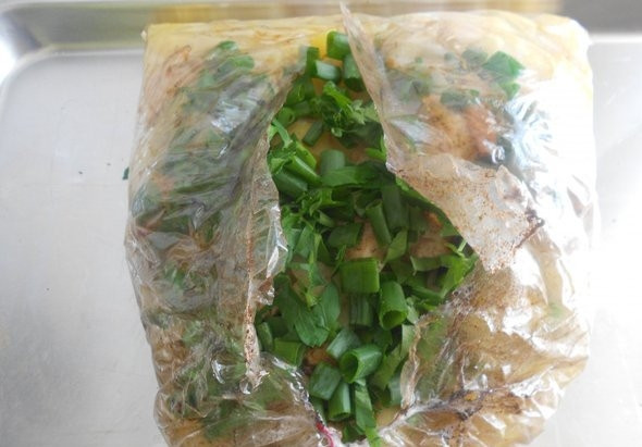 1. Этап. Куриная грудка в рукаве: Спустя это время достаньте рукав, не выключая духовку. Разрежьте его, уложите внутрь зелень.