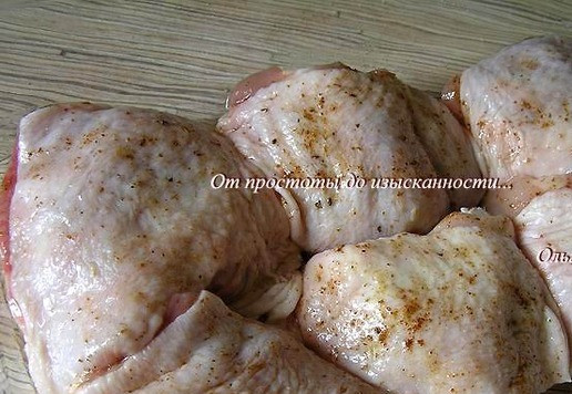 1. Этап. Курица в соусе из зеленого горошка: Куриные бедра посолите, поперчите, выложите (кожей вверх) в смазанную маслом форму для запекания. Запекайте при 200*С около 20 минут.