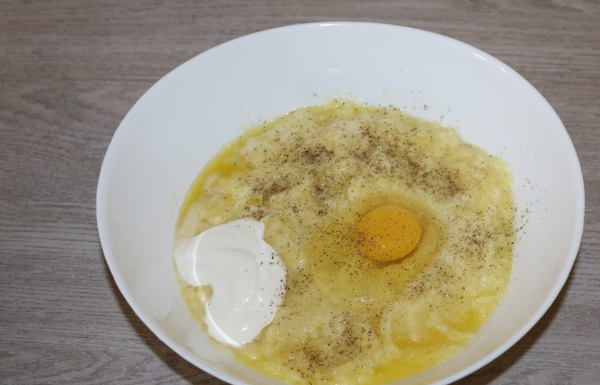 1. Этап. Драники на сметане: Посолите, поперчите по вкусу.