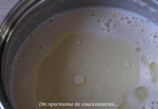 1. Этап. Десерт в блинчике Имбирь и шоколад: Влейте 1,5 ст. л. растительного масла, добавьте ванилин.