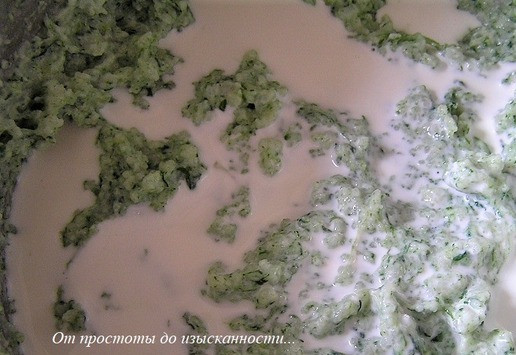 1. Этап. Торт-мусс с курицей и шпинатом: Сливки 10% нагрейте, распустите в них желатин, добавьте в рисовую массу, перемешайте.