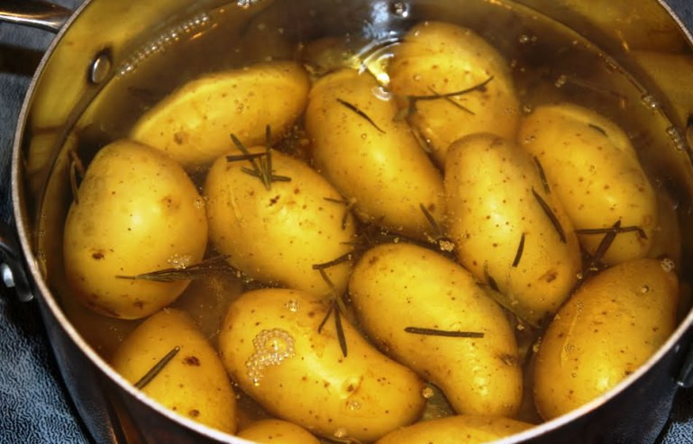 1. Этап. Жареный картофель с розмарином: Картофель отварите до готовности.