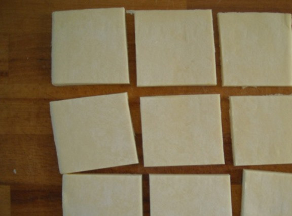 1. Этап. Жульен в корзиночках: Готовое тесто раскатайте и нарежьте квадратиками.