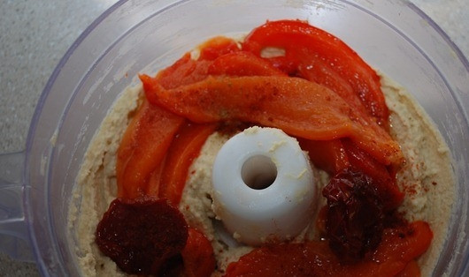 1. Этап. Хумус с паприкой: 4. Добавьте в массу перец и помидоры, все тщательно взбейте до однородности. Подавайте на сервирочном блюде с лавашом или тартильями, украсьте петрушкой.