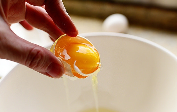 1. Этап. Воздушные бельгийские вафли: 2. Аккуратно отделите желтки от белков и добавьте в молоко.