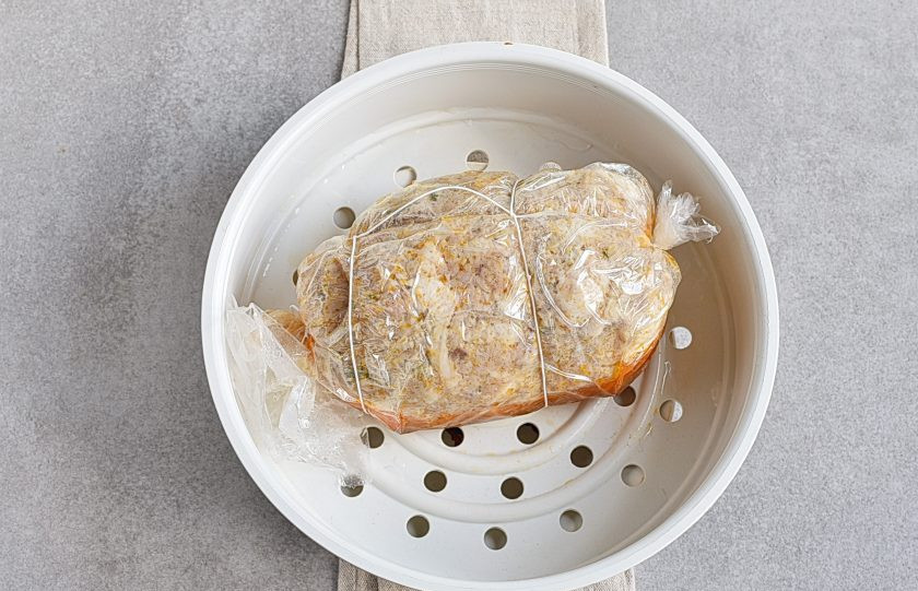 1. Этап. Домашняя ветчина из курицы: Готовая ветчина – плотная, с небольшим количеством бульона внутри, приятного оранжевого оттенка снаружи.