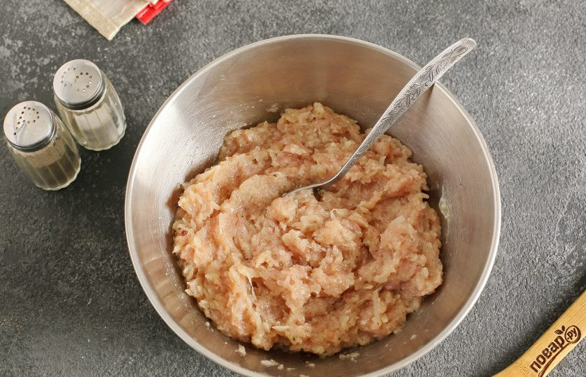 1. Этап. Ежики из индейки с рисом: Хорошо перемешайте.