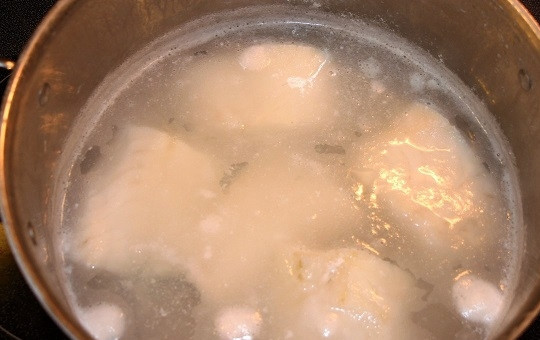 1. Этап. Норвежская запеканка с рыбой и макаронами: 2. Филе рыбки вымойте и отварите 5-7 минут в подсоленной воде.