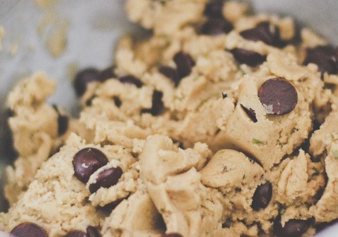 1. Этап. Печенье с виски и шоколадом: 3. Смешайте масляную и мучную смеси, а также добавьте чипсы шоколада и 2 мелко нарезанных листочка эстрагона. Отправьте тесто на полчаса в холодильник.