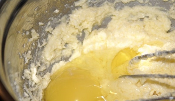 1. Этап. Рождественский торт с черносливом: 3. Масло заранее достаю из холодильника. В миску вбиваю яйца, добавляю размягченное масло и 125 грамм сахарного песка, солю и взбиваю.